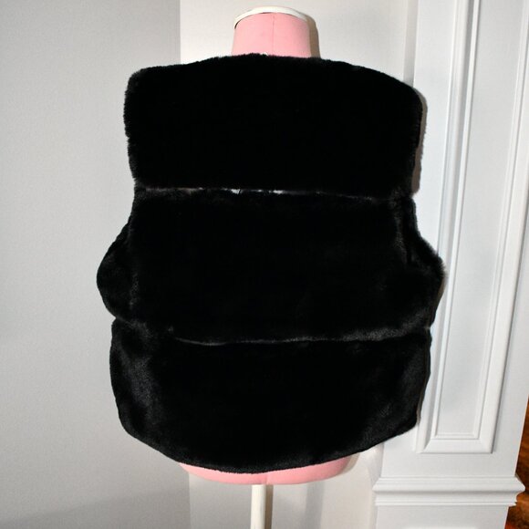 Gemma Layne Faux Fur Vest in Black Size: S/M #DVB2297BLK NWT - Picture 2 of 3